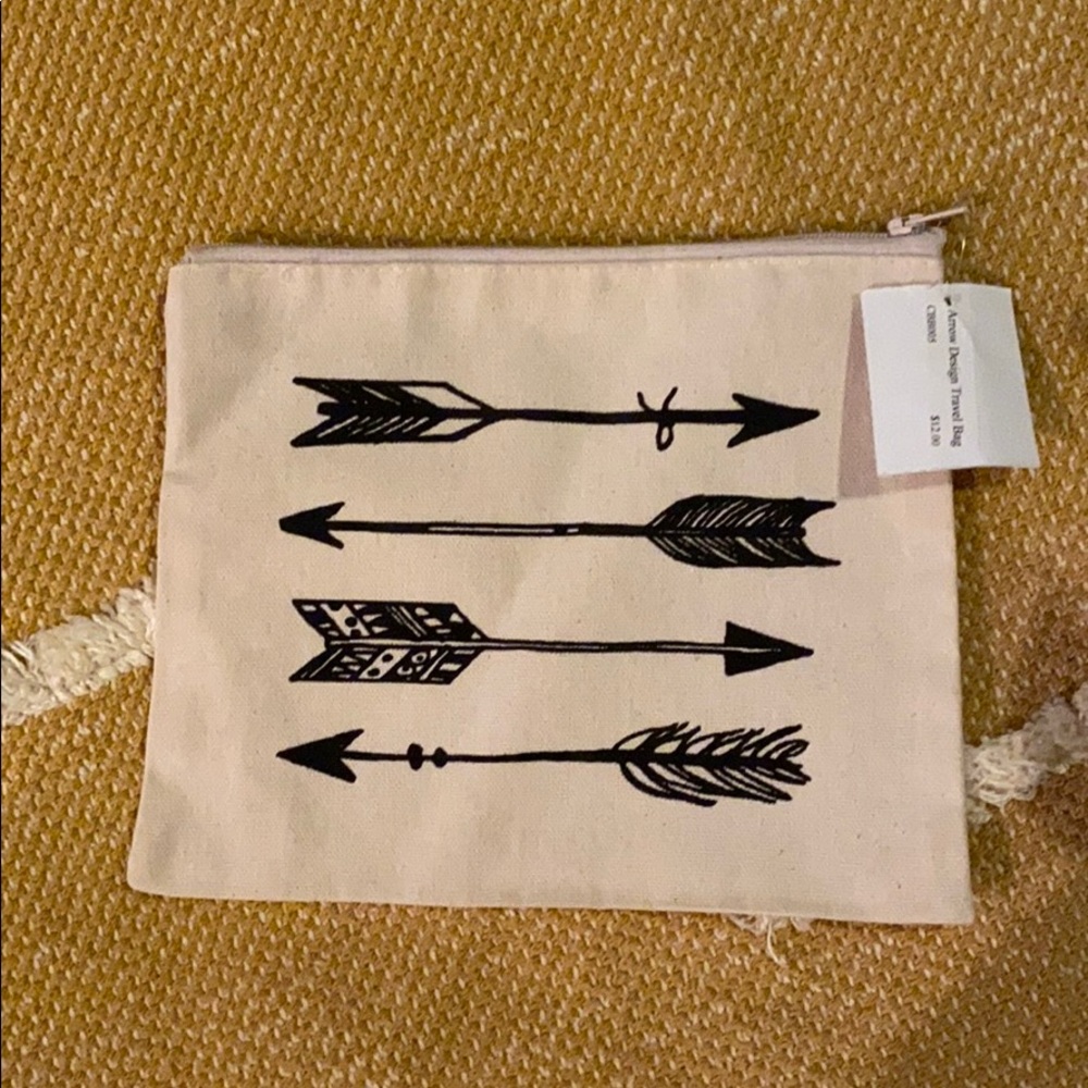 Arrow design travel bag